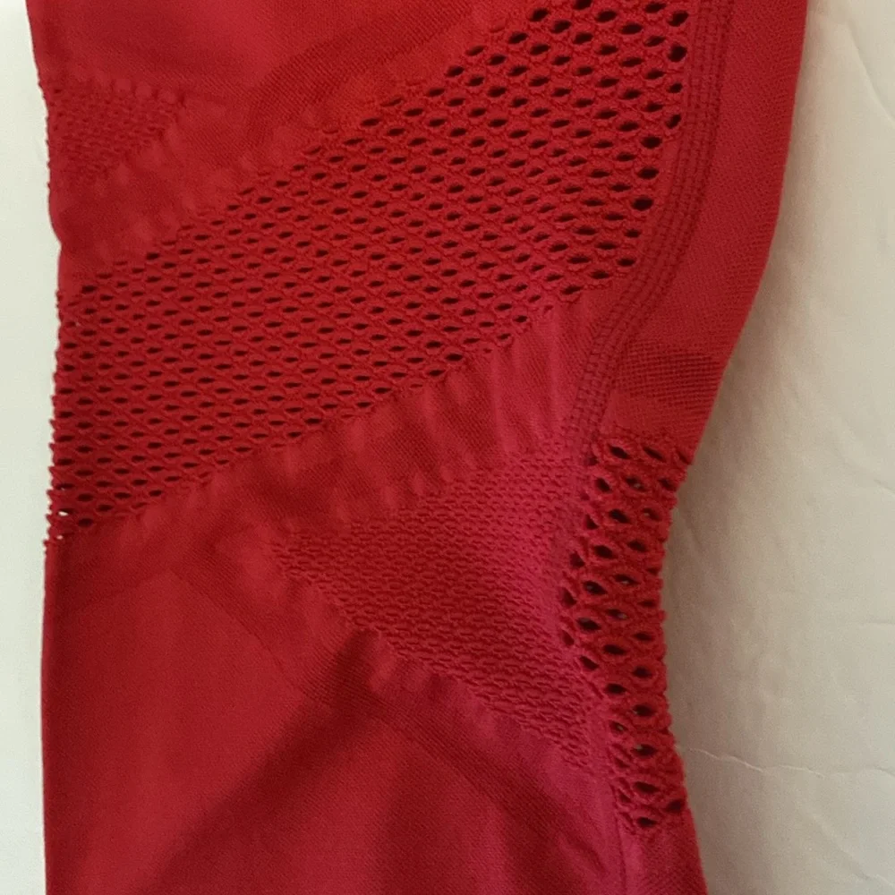 NWOT Fabletics Vibrant Red Women’s cropped Leggings. Air vents on legs. - Picture 3 of 6